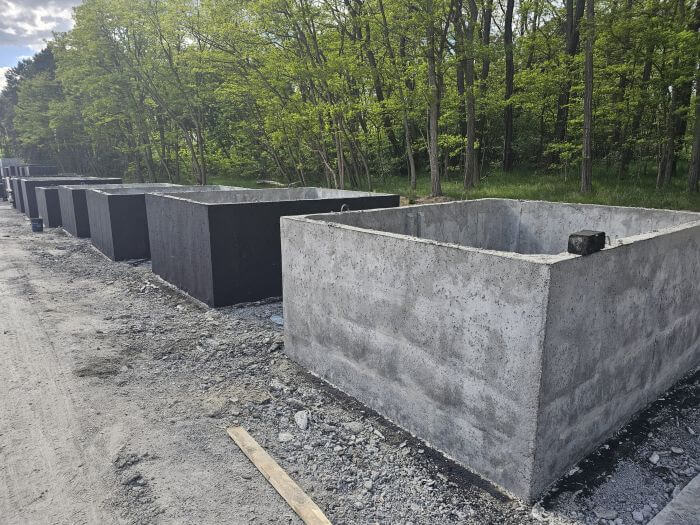 Plac produkcyjny z szambami betonowymi Gdansk Sobieszewo gotowymi do transportu
